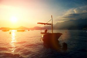 В прошлом году были в Черногории. В августе едем снова. Практически  всё, что написано полная правда. Из личных наблюдений.
Первое, на что обратил внимание - полное отсутствие решеток на окнах. Думаю, это о многом говорит.
Про супермаркет чистая правда - положили пакет, спрашиваем - а где ключ? Девушка в ответ, с недоумением - а зачем? Оставляйте и идите.
Машина, стоящая на улице с опущенными стёклами и ключами в зажигании - обычное дело. Видели кабриолет с опущенным верхом. Через пару часов возвращались назад - в него даже не наплевали.
Об автомобилях на дорогах девушка немного неточно написала - на обычной дороге вас конечно никто не пропустит, но вот на узеньких улочках, где порой даже тротуара нет, разъезжаются без мата и бит, и пешеходов при этом никто переехать не пытается, действительно пропускают.
Селиться там в гостинице имхо глупо. Дешевле и удобнее снять апартаменты или комнату. Легко можно найти подходящий вариант через интернет, или даже найти уже на месте - кругом куча вывесок о сдаче жилья.
Сравнивать Адриатику с Чёрным морем глупо. Плыли на лодке, абориген сказал, что глубина метра 4-5, а ощущение, что максимум по грудь, вода действительно чистейшая.
Для любителей кофе там просто рай. На выбор - и по турецки, и эспрессо, как писал один чел где то в сети - найти плохой кофе в Черногории просто невозможно. А вот любителям чая будет туго.

Ну и до кучи пара фоток от меня: