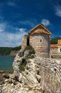 В прошлом году были в Черногории. В августе едем снова. Практически  всё, что написано полная правда. Из личных наблюдений.
Первое, на что обратил внимание - полное отсутствие решеток на окнах. Думаю, это о многом говорит.
Про супермаркет чистая правда - положили пакет, спрашиваем - а где ключ? Девушка в ответ, с недоумением - а зачем? Оставляйте и идите.
Машина, стоящая на улице с опущенными стёклами и ключами в зажигании - обычное дело. Видели кабриолет с опущенным верхом. Через пару часов возвращались назад - в него даже не наплевали.
Об автомобилях на дорогах девушка немного неточно написала - на обычной дороге вас конечно никто не пропустит, но вот на узеньких улочках, где порой даже тротуара нет, разъезжаются без мата и бит, и пешеходов при этом никто переехать не пытается, действительно пропускают.
Селиться там в гостинице имхо глупо. Дешевле и удобнее снять апартаменты или комнату. Легко можно найти подходящий вариант через интернет, или даже найти уже на месте - кругом куча вывесок о сдаче жилья.
Сравнивать Адриатику с Чёрным морем глупо. Плыли на лодке, абориген сказал, что глубина метра 4-5, а ощущение, что максимум по грудь, вода действительно чистейшая.
Для любителей кофе там просто рай. На выбор - и по турецки, и эспрессо, как писал один чел где то в сети - найти плохой кофе в Черногории просто невозможно. А вот любителям чая будет туго.

Ну и до кучи пара фоток от меня: