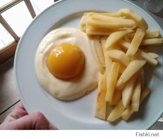 Выглядит, как яичница с картошкой 
Йогурт, персик и яблоко