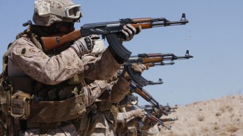 Нет не один. Это постановочный кадр.
В реале вот так всё выглядит: