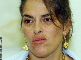 Знакомтесь - Трейси Эмин. У буфет поставить, чтобы дети за конфетами без спросу не лазили.