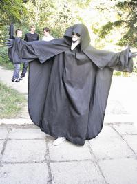 Сидит в темной комнате наркоман и ширяется. Вдруг из-под двери в кухню яркий свет, дым, гул. Он заглядывает в кухню и видит - на полу стоит маленькая белая смерть с косой. Наркоман весь задрожал, сник, попрощался с жизнью... А смерть ему и говорит: Не бзди! Я за канарейкой пришла!