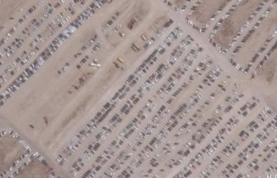 Тоже полазил... Свалку военной техники не нашел, зато тут
29.288112, 47.716587 нашлась огромная стоянка кажется машин. И автобусов..
Непонятно