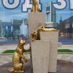 В Тюмени вы найдете не одну и не две скульптуры, посвященные кошкам. Здесь есть целая аллея, которая так и называется «Аллея сибирских кошек». Двенадцать покрытых золотистой краской фигурок кошек и котят поднимают настроение и делают солнечный день еще светлее. Кошки выполнены из чугуна, и размещены на гранитных постаментах, однако, никакого ощущения тяжеловесности нет, напротив, кажется, что кошки легки, даже невесомы, такое ощущение создает их грациозность.

Аллея сибирских кошек – это не просто скульптурная композиция. Она была создана в память о тех кошках, которых во время второй мировой войны отправляли из Сибири защищать Эрмитаж и Петродворец от крыс и мышей. Возможно, только благодаря этому «кошачьему призыву» мы можем сегодня любоваться полотнами великих мастеров в лучших музеях Санкт-Петербурга и Ленинградской области.