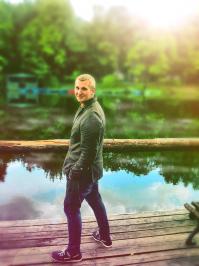 Я одевался в секонде еще 10 лет назад. Сейчас снова нет нет захаживаю. Джинсы и блейзер из секонда. Цена вопроса 1500р.