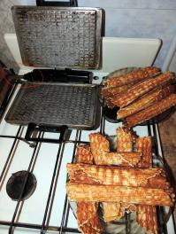 Электровафельница греется на любой плите. :)