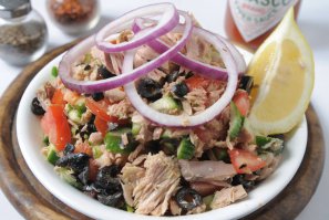 А вот несколько моих любимых блюд, относящихся к сефардской (и средиземноморской в целом) кухне.

Салат Туна (или попросту салат из тунца) подается в каждом уважающем себя ресторане. Консервированный тунец в масле есть в каждом израильском доме, его любят практически все израильтяне независимо от происхождения и его добавляют в разнообразные блюда. Традиционный салат из тунца обычно содержит оливки, помидоры, кольца лука, листья зеленого салата и специи. Поливается лимонным соком.