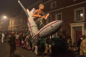 Вот вам ещё фотка от 05.11.14 из Англии, с празднования bonfire night в Льюисе
Свободные европейцы, не разгибая спины, возят статую своего божества по главной улице города.
Вот что значит истинная вера.
Молодцы ребята.