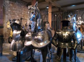 Эти замечательные люди и на лошадей лифчики выковывали.
Но самое прекрасное, это доспех Генриха 8 с вооот таким гульфиком стоящий аккурат напротив лошали в лифчике.
Странные у них были увлечения.