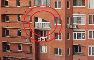 Меня вот это больше удивило! 
Никогда не видел подобных балконов!