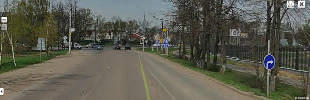 Это Газопровод, Калужка. 
Долбо.. не только Аудист, но и Нивовод, а так же Фокусник. Два последних щемятся налево с правого ряда. Это нормально? Все получили по заслугам. В следующий раз не будут лезть как быдло без очереди! 
До Фокуса не долетело вот только. А вот и фото, где чётко виден знак.