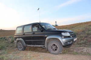 автор выложил какбы так очевидные вещи, которые и так всем понятны, но пост ни о чём. Примерно так можно написать например про землянику- вот в лесу растёт земляника, вот так она выглядит, собирать её надо в какую нибудь ёмкость с с такого по такое месяцы. И так понятно что здить можно на чём угодно, а дальше всё зависит от места и маршрута куда именно собрались. Просто по дорогам хоть на матизе можно, у меня был опыт :о) в том числе и ремонта его генератора в запердыщенске, где пришлось под капот приляпать диодный мост от газели и ездить с ним ещё пару месяцев пока до деувской разборки в москве не доехал. Но если есть патологическая склонность съезжать с асфальта, и ездить в глубинках Росии, лучше взять уаз патриот. Б\у его можно весьма недорого купить, ремонтировать легко  и недорого если самому, либо НЕ в Москве и области. Запчасти найти несложно. Шмурдяка влезает валом, если вдвоём ехать, то после небольшого дооборудования можно спать прям в салоне. Минус- жрёт много бензина, в Европу я на нём не поеду- дорого обойдётся. Зато наши гайцы не то что не обращают внимания, а вообще  отворачиваются прям демонстративно. Как-то в процессе поездки длиной в 8000 километров, я был остановлен гаишниками всего лишь 2 раза-первый раз когда перестроился у них на глазах через сплошную линию (и то отпустили с миром) и второй раз уже подъезжая к своему дому в 3 часа ночи скучающим гайцом, ему стало интересно откуда такой пыльный тарантас приплыл.