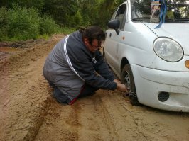 автор выложил какбы так очевидные вещи, которые и так всем понятны, но пост ни о чём. Примерно так можно написать например про землянику- вот в лесу растёт земляника, вот так она выглядит, собирать её надо в какую нибудь ёмкость с с такого по такое месяцы. И так понятно что здить можно на чём угодно, а дальше всё зависит от места и маршрута куда именно собрались. Просто по дорогам хоть на матизе можно, у меня был опыт :о) в том числе и ремонта его генератора в запердыщенске, где пришлось под капот приляпать диодный мост от газели и ездить с ним ещё пару месяцев пока до деувской разборки в москве не доехал. Но если есть патологическая склонность съезжать с асфальта, и ездить в глубинках Росии, лучше взять уаз патриот. Б\у его можно весьма недорого купить, ремонтировать легко  и недорого если самому, либо НЕ в Москве и области. Запчасти найти несложно. Шмурдяка влезает валом, если вдвоём ехать, то после небольшого дооборудования можно спать прям в салоне. Минус- жрёт много бензина, в Европу я на нём не поеду- дорого обойдётся. Зато наши гайцы не то что не обращают внимания, а вообще  отворачиваются прям демонстративно. Как-то в процессе поездки длиной в 8000 километров, я был остановлен гаишниками всего лишь 2 раза-первый раз когда перестроился у них на глазах через сплошную линию (и то отпустили с миром) и второй раз уже подъезжая к своему дому в 3 часа ночи скучающим гайцом, ему стало интересно откуда такой пыльный тарантас приплыл.