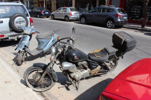 вот честно не пойму чем битая машина отличается от не битой? почему нельзя во дворе оставить ржаветь своё авто и не спеша копить деньги на его капитальный ремонт? Чем она загрязняет город? Греция, Крит, сфоткано лично. Стоят, никому не мешают.