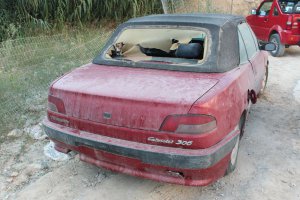 вот честно не пойму чем битая машина отличается от не битой? почему нельзя во дворе оставить ржаветь своё авто и не спеша копить деньги на его капитальный ремонт? Чем она загрязняет город? Греция, Крит, сфоткано лично. Стоят, никому не мешают.