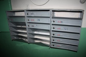если лень распаковать прям в ящике можно достать по частям с использованием монтажки или бензопилы. 
Ещё один вариант нет дверцы-нет проблемы.