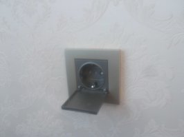 хм. держатель для телефона. можно поступить проще- розетка с крышечкой, перевёрнутая вверх ногами...