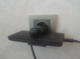 хм. держатель для телефона. можно поступить проще- розетка с крышечкой, перевёрнутая вверх ногами...