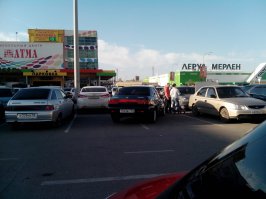 Это чЮдо, вчера на паркинге СБС (Краснодар), на мой вопрос что вынудило его так припарковаться, ответил, что занял место...
Кому - не понятно, поскольку уехал минут через 20.
Но каждый, кто проезжал мимо, не скрывал эмоций ;)
Записок много было под дворниками.