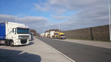 Сам работаю в этой сфере. В Германии.
Кто не в курсе: роль "красной тряпочки" выполняет BF3 - машина-сопровождение. На видео их видно - одна перекрывала движение слева, вторая следовала за вторым грузовиком. BF3 оборудованы экраном назад, на которых показывают знаки: обгон запрещён, внимание и т.д.
При особо длинных грузах в BF3 сидит ещё один человек - который и подруливает прицеп.
Видео нашёл в интернете.


На фотке стоим мы. Впереди как раз BF3

Спасибо за внимание ;)