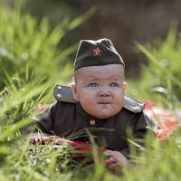 Взгляд как будто говорит - Вот вернусь в небо, просыпитесь как звёзды :) 

генеральша :)