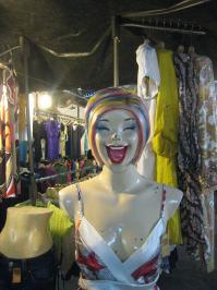 Жизнерадостные Тайские манекены. Там таких много

.