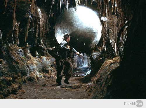 наклоненный гигантский каменный шар напомнил фильм про Индиану Джонса