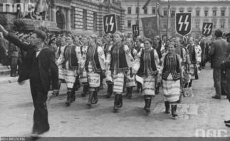 а что твои фикалии в голове скажут в ответ на это? покажи хоть одно такое фото с Московским Кремлем на фоне =) ответишь что-нибудь дельное? или снова закиинешь диванный высер?))