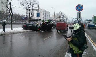 Эвакуатор упал на машину во время погрузки