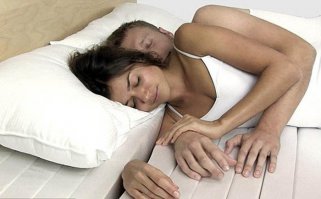 А простыню тоже на каждую часть отдельно надевать?
Или потом весь матрас стирать?