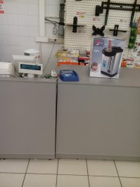 Пример из моей жизни. В начале магазина стоит термопот по цене 2990 под ним ценник с акцией 1990. Идем дальше. Стоят три таких же термопота только по очень приятной цене. Возвращаюсь в начало магазина, чтоб удостовериться, что товар один и тот же. Так и есть. Термопоты в разных углах магазина одни и те же, а вот ценники нет. Фотографирую и иду с ним на кассу. Начинают пробивать, цена соответственно 1990, меня это конечно не устраивает. Беру кассира за руку и веду к ценнику, она его тут же снимает и мы идем к кассе. Не было даже препирательств, нашли подходяший товар и пробили мне его, а на чеке с обратной стороны написали какой именно я товар взял. Фото прилагаю. Все произошло сегодня. В итоге очень не плохая экономия) К сожалению не сфоткал первого ценника с ценами 2990 и 1990 но на кассе стоимость видно.