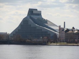 В Латвии закрылось всё то,что могло принадлежать Латвийскому гос-ву...И не надо тут ля ля...Жопа в Латвии...В этом году Латвия должна отдать кредит в 2.3 млрд евро...А что на эти деньги построили?Самый дорогой мост в Европе,который нафик скоро развалится,или "Замок света"-она же библиотека,для которой нет денег,чтобы стёкла помыть...Ниже фото "Замка света" для тех кто не в курсе.Стоимость этого "чуда" 135 млн латов или 185 млн евро...Хз где они столько латышских книг найдут...