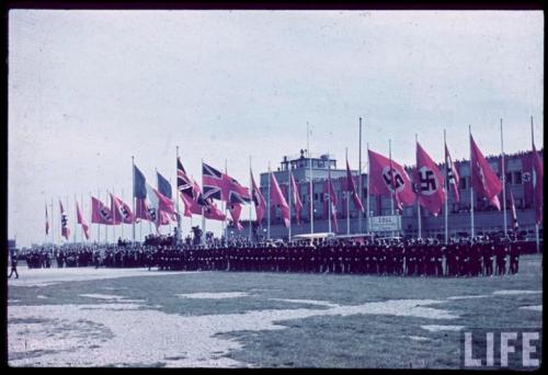 И эти "общечеловеки" ставят нам в упрек пакт Молотова-Риббентропа?
На фото: Мюнхен, сентябрь 1938 года,нацисткий почетный караул на фоне флагов государств-участников подписания Мюнхенского Соглашения.