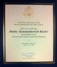 1 канал наверное заказал, после того как его вчера публично опустили, аж 2 раза))). История с распятым мальчиком и с фотошопной картинкой сбития самолёта показывают всю суть политики федеральных каналов: фальсификация, нагнетание обстановки, слепое лоббирование точки зрения кремля, признание любой оппозиции "пятой колонной". Эхо москвы, дождь, РБК - вот источники где пока ещё можно услышать другую точку зрения на обстановку и далее для себя самостоятельного сделать выводы, не удивительно что на них ведётся такая травля. 
При этом у нашего главного пропагандиста с канала Россия Киселёва Д.К. у самого рыльце в пушку, диплом даже от американцев имеет.