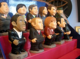 Ещё стоит вспомнить срущее палено из каталонии и вообще фигурки срущих людей от туда же.