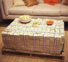 Столик из слоеной древесины. Использовано 2000 слоев тонкой древесины, с нанесением специальной краски на каждый слой. Изготовлено ограниченное количество. СтОит ахулиард...