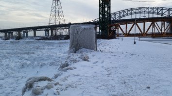 На фотографиях показан замерзшим лишь меньший водопад. Основной вроди не замерз. Съезжу в воскресенье, посмотрю.

Вот озеро Онтарио замерзло серьезно. Метров 200 от берега наползающими льдинами покрылось. На второй фотке метерологическую будку волны разрисовали красивым узором.