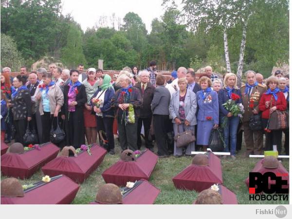 Александр Михайлович, С Днём Великой Победы! Мы бы тоже отпраздновали, но сорвут политиканы из-за распей.

А "Спасибо деду за победу" и нашествие ленточек превратили в дешёвый пафос и средство политических манипуляций, нисколько не уважая людей, участвовавших в великой войне.

Город Герой Киев помнит.

На Киевщине в селе Петровское (Вышгородский район) перезахоронили с почестями и салютом останки 75 советских воинов, освобождавших столицу от фашистов и погибших в боях на Ясногородском плацдарме.