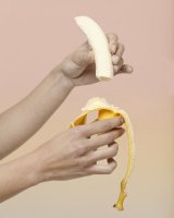 Модель рук с грязью под ногтями...