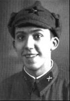 Фото с Никулиным, и ни слова о фонтовом прошлом Никулина? Автор, или фотку поменяй, или всех упоминай!

В Великую Отечественную войну воевал под Ленинградом до 1943 года. Весной 1943 года заболел воспалением лёгких и был отправлен в ленинградский госпиталь, а сразу после выписки оказался контужен во время авианалёта на Ленинград. После выписки в августе 1943 года Никулин был направлен в 72-й отдельный зенитный дивизион под Колпино. Был демобилизован в мае 1946 года в звании старшего сержанта; за время войны был награждён медалями «За отвагу» (первоначально был представлен к ордену Славы III степени)[2] , «За оборону Ленинграда» и «За победу над Германией». (вики)