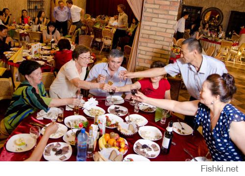 Вот так гуляют в Алматы на свадьбе ! Это с моей =)