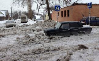 Зря на бабу наехали. Все у нас есть в Ростове - и горы снега, когда власть *****ила деньги на снегоуборочную технику, и горы мусора, когда вывоз мусора за откат достается компании без автотехники, и горные реки, когда деньги на ливневку куда-то делись.