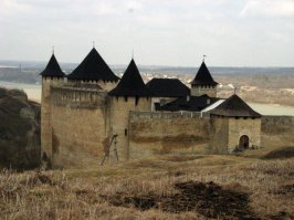 Крепость в городке Хотин (Украина). На мостике у входа Ричард Львиное сердце убил Реджинальда фром де Беф ("Баллада о доблестном рыцаре Айвенго"). А еще там снимали "Стрелы Робин Гуда" и "Черная стрела". короче, старая добрая Англия. Кстати, в современном виде крепость построена молдаванами (она тогда входила в состав Молдавского царства).