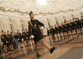 Что это за оловянная солдатка? Носок должен быть вытянут. Руки и ноги должны быть асимметрично. Эта поцка туда случайно зашла?