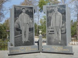 Что это за смайлики по углам надгробий?