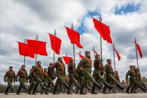 Обратите внимание что художник не служил =)
Руки ноги должны быть ассиметрично + носок вытянут