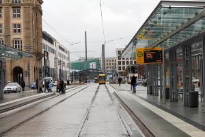 Статистику по погибшим затрудняюсь привести, но из жизни есть примеры. Стоит ли говорить, что высадка и посадка пассажиров в трамвай, который идет посередине проезжей части – опасная штука. Ну не видно ни черта знака "остановка", сложно угадать, когда трамвай откроет двери, чтобы людей "выбросить" из салона. Но это еще боле-менее прогнозируемая штука, а вот когда из кустов внезапно выбегает туча людей, чтобы в этот трамвай запрыгнуть – вот это полная неожиданность. Я говорю про некоторые наши города.
Это Германия. Трамвайная остановка - это настоящий мини транспортно-пересадочный узел.