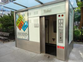 очень дорогой уличный туалет,Мэдисон-Сквер парк, прямо напротив здания «Мет Лайф-тауэр» Нью-Йорк Дверь сдвигается как в лифте, и открывается только по нажатию кнопки. Стоимость изготовления одной такой туалетной кабины составляет 110 000 долларов. Согласно данным Нью-Йорк Таймс, в среднем этим туалетом пользуются 2 736 раз в месяц. То есть 91 раз в день.