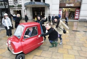 Трехколесная машинка впервые была выпущена в 1960-х гг. прошлого века компанией Manx Peel Engineering Company в количестве 50 штук по цене чуть менее 200 фунтов каждая. Автомобиль имеет длину всего 139 см, ширину 99 см и весит 59 кг. В движение его приводит маленький мотороллерный двигатель. На площади Пикадилли в Лондоне на парковке миниатюрный автомобиль свободно помещается на небольшом пространстве между двумя микроавтобусами.