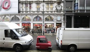 Трехколесная машинка впервые была выпущена в 1960-х гг. прошлого века компанией Manx Peel Engineering Company в количестве 50 штук по цене чуть менее 200 фунтов каждая. Автомобиль имеет длину всего 139 см, ширину 99 см и весит 59 кг. В движение его приводит маленький мотороллерный двигатель. На площади Пикадилли в Лондоне на парковке миниатюрный автомобиль свободно помещается на небольшом пространстве между двумя микроавтобусами.